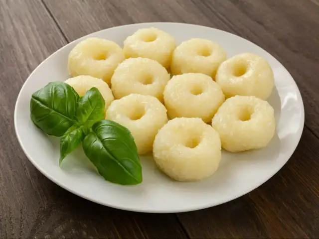 Ile klusek śląskich na osobę? Sprawdź idealne porcje na obiad