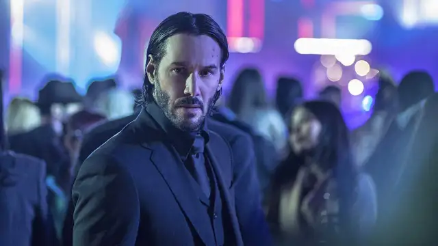 John Wick w garniturze, otoczony tłumem w klubie. Czy to zapowiedź kolejnej części, może john wick 5?