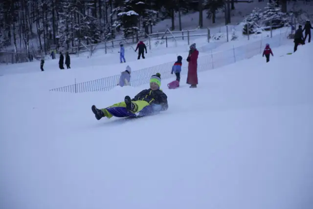 Gdzie na sanki z dzieckiem w Zakopanem? Bezpieczne i radosne miejsca