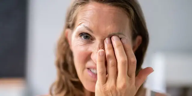 Co na przekrwione oczy? Skuteczne sposoby, krople i alarmowe sygnały