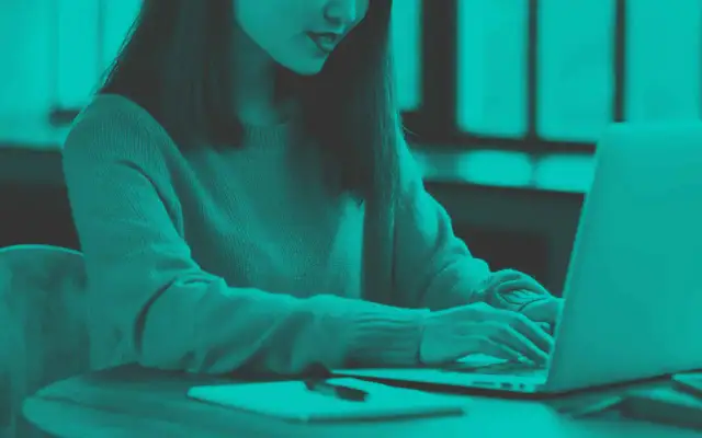 Content Manager: Ile zarobisz? Pensje, AI i kluczowe czynniki.