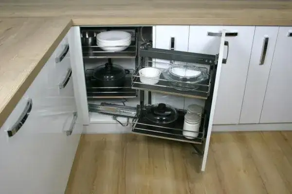 Jak urządzić wąską kuchnię w bloku, by zyskać więcej przestrzeni