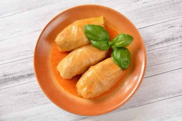 Idealne surówki do gołąbków, które zachwycą Twoje podniebienie