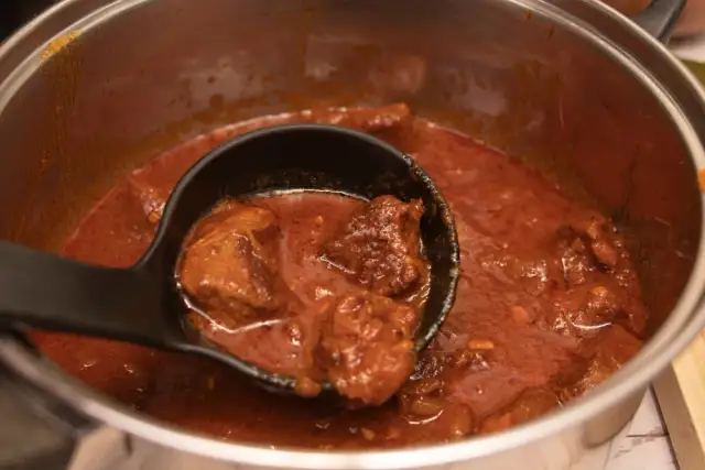 Kiedy solić gulasz? Sekret miękkiego mięsa (wołowina, wieprzowina)