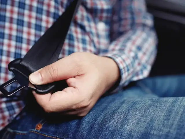 Kiedy nie trzeba zapinać pasów bezpieczeństwa? Sprawdź wyjątki i zasady.