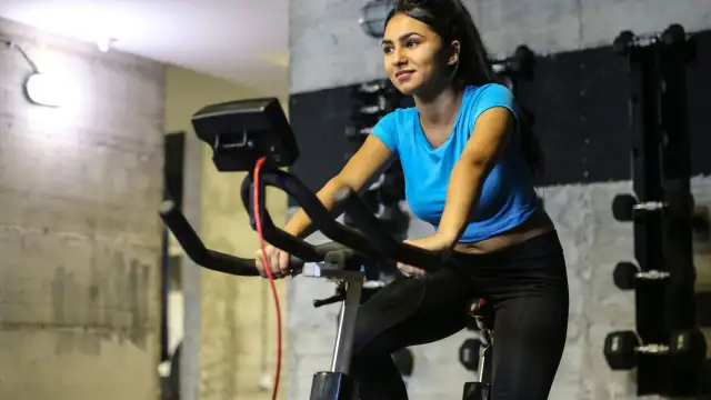 Rower stacjonarny: Jak wzmocnić kolana? Bezpieczny trening krok po kroku