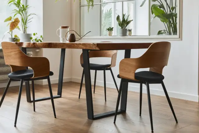 Jakie krzesła do ciemnego stołu? Inspiracje i porady