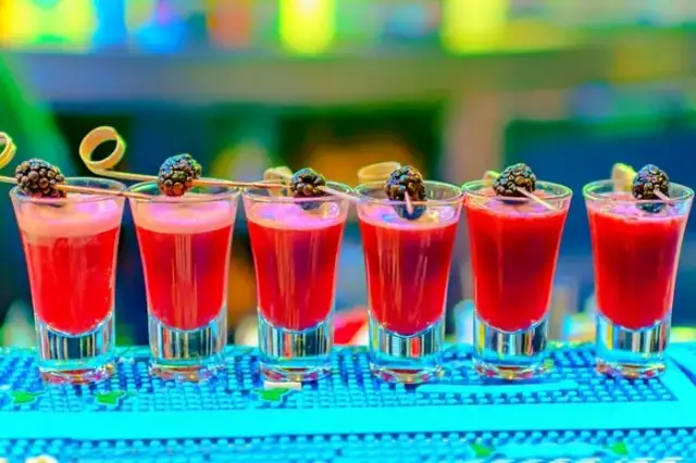 Kolorowe drinki z wódką, które zachwycą Twoich gości na imprezie