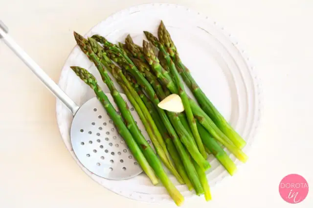 Jak gotować szparagi w garnku? Proste sposoby krok po kroku