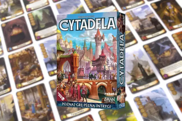 Gra planszowa Cytadela, pełna intrygi i budowania miasta. W tle karty z budynkami i postaciami.