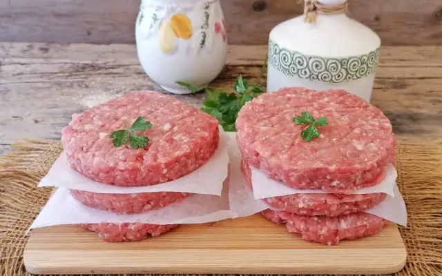 Hamburger di Carne Fatto in Casa: La Ricetta Perfetta e i Segreti