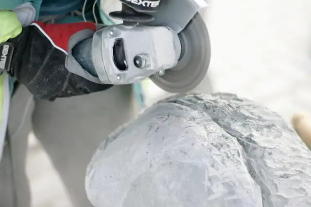 Rzeźba w kamieniu: tajniki sztuki i techniki, które musisz poznać