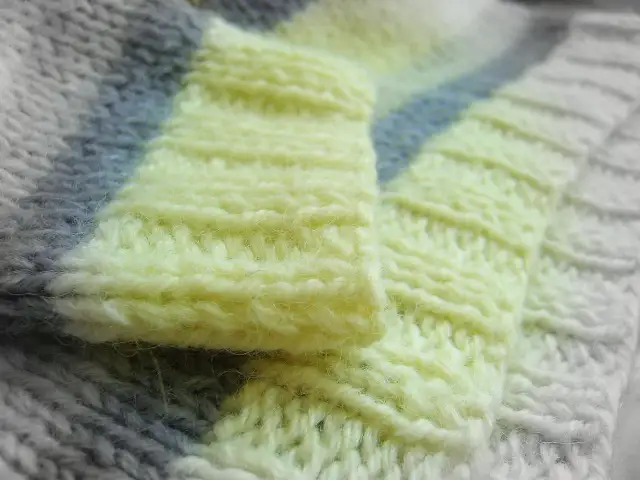 Oblicz oczka na ściągacz swetra: Sekret perfekcyjnego dopasowania.