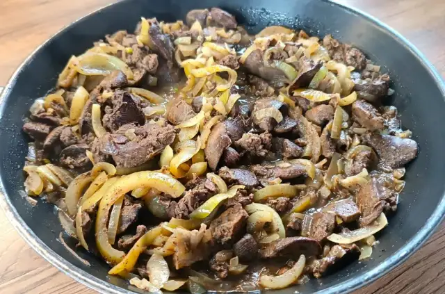 Przepisy na wątróbkę drobiową z cebulką, które zachwycą smakiem