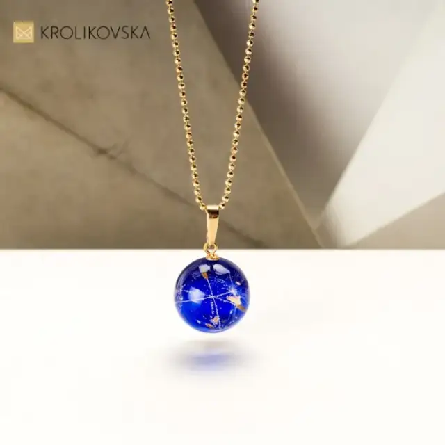 Najlepsze naszyjniki do chabrowej sukienki: 7 stylowych propozycji