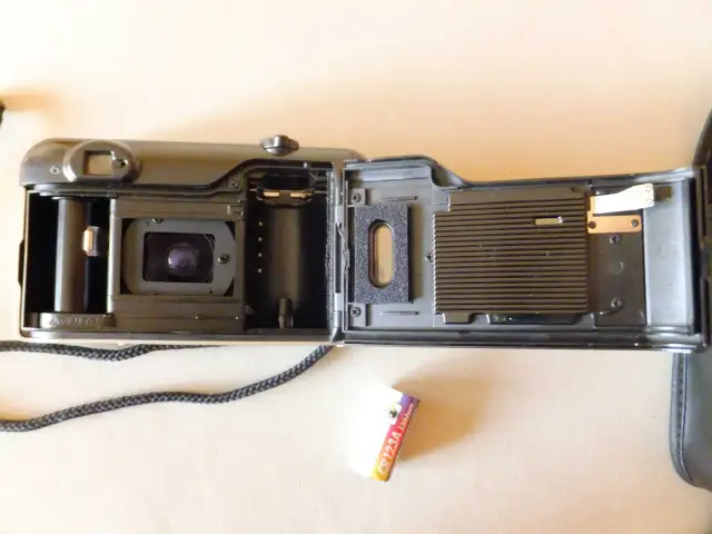 Jak założyć kliszę 35mm do aparatu? Praktyczny poradnik