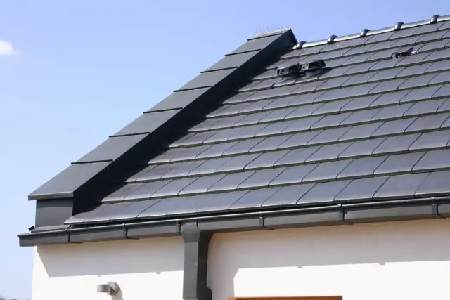 Dachówka płaska na mijankę czy prosto – co wybrać dla lepszej szczelności?