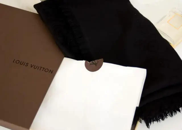 Jak rozpoznać oryginał szala Louis Vuitton i uniknąć podróbek
