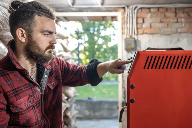 Czy palenie kartonami w piecu jest legalne? Groźne mity i kary