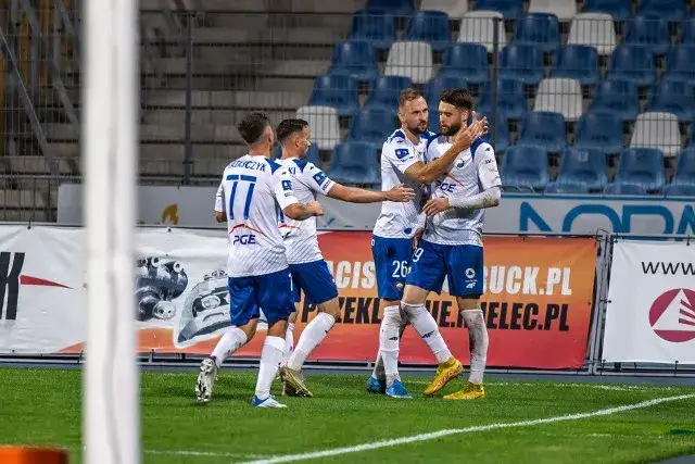 Zarobki piłkarzy w 1 lidze - ile naprawdę zarabiają na boisku?