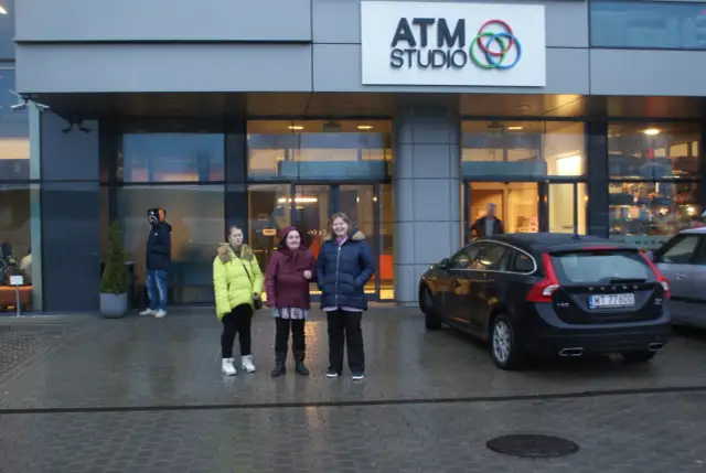 Przed budynkiem ATM Studio, gdzie jest nagrywane Koło Fortuny, stoją trzy dziewczyny.