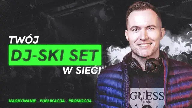 Uśmiechnięty DJ w słuchawkach na tle tłumu i napisu "Twój DJ-ski set w sieci".