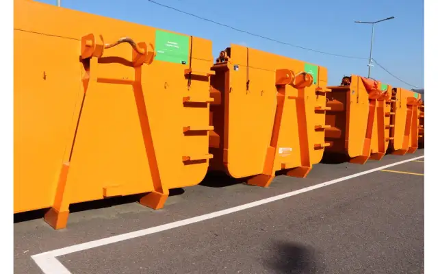 Gdzie wyrzucić stare farby w Warszawie? Sprawdź bezpieczne miejsca