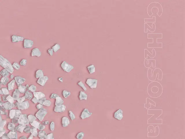 Kryształki disodium laureth sulfosuccinate rozsypane na różowym tle.