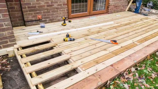 Taras drewniany: Ile kosztuje? Cennik i porady (350-1000 zł/m²)
