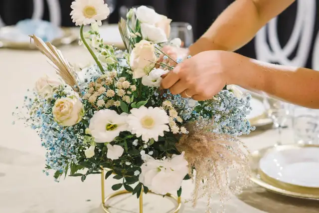 Jakie kwiaty na chrzest na stół? Wybierz z klasą i budżetem!