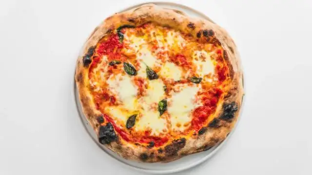 Jak upiec mrożoną pizzę, aby uniknąć twardego ciasta?