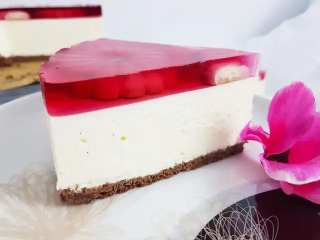 Sernik na zimno ile w lodówce? Sprawdź, jak długo zachowa świeżość