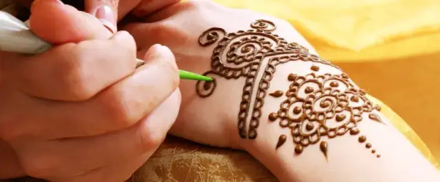 Tatuaże z henny: Jak zrobić bezpieczny wzór w domu? Poradnik
