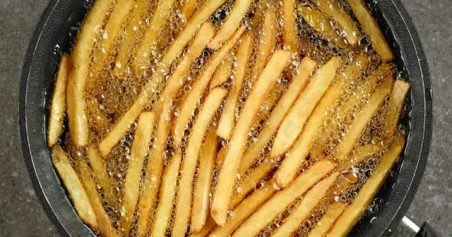 Ile smażyć frytki w oleju, aby były idealnie chrupiące?