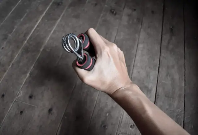 Jak ćwiczyć ze ściskaczem do rąk, aby osiągnąć lepsze wyniki