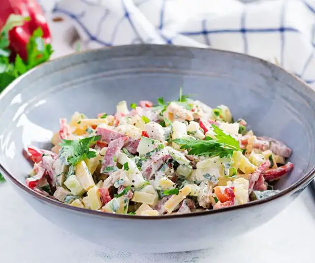 Jaka szynka do sałatki? Wybierz najlepszą i uniknij błędów!