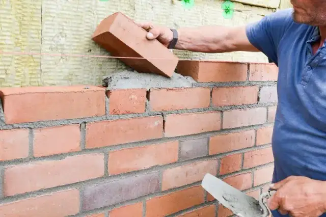 Ile cegieł na dom? Oblicz dokładnie, aby uniknąć kosztów budowy