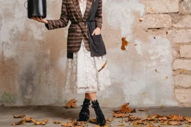 Koronkowa spódnica z czym nosić - stylizacje, które zachwycą każdego