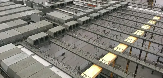 Ile czasu podlewać strop, by uniknąć uszkodzeń betonu?