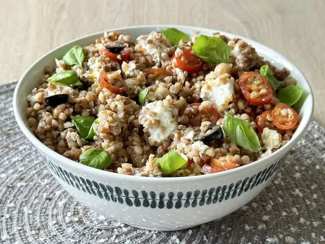 Jakie surówki do kaszy gryczanej? Odkryj smaczne propozycje!