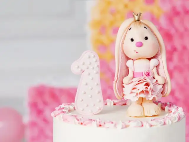 Jak udekorować tort dla dziewczynki? Magiczne pomysły i techniki