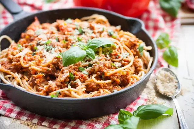 Spaghetti wegetariańskie z tofu: Prosty przepis, smakuje jak mięsne!