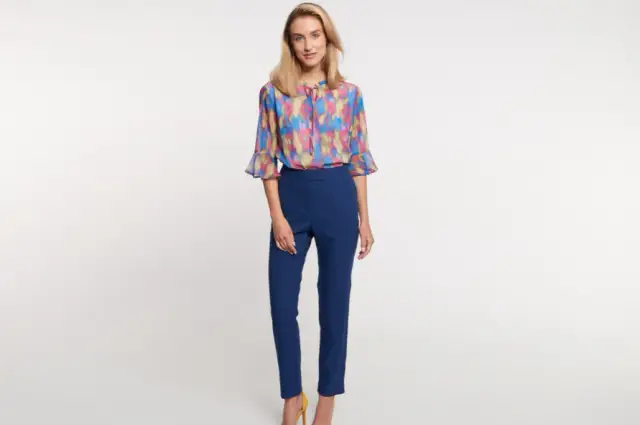 Jaką bluzkę do eleganckich spodni wybrać, by wyglądać stylowo?
