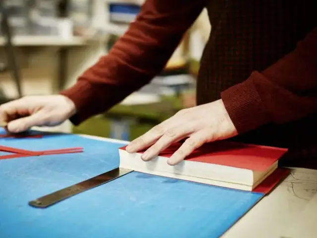 Jak naprawić książkę: skuteczne techniki na uszkodzenia okładek i stron