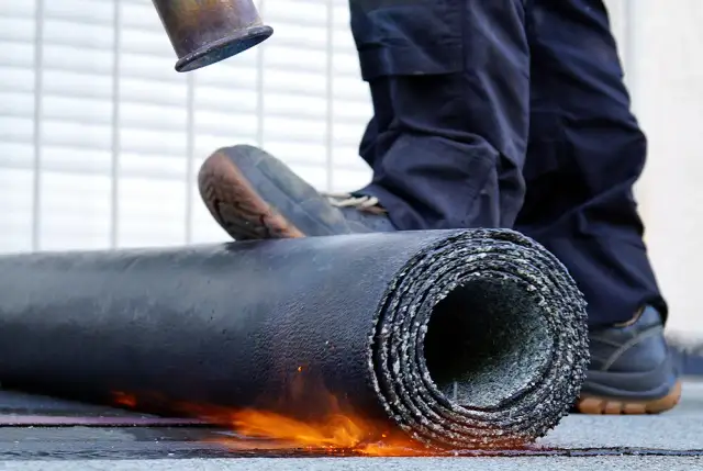 Jak kłaść papę na dachu - uniknij najczęstszych błędów i oszczędzaj