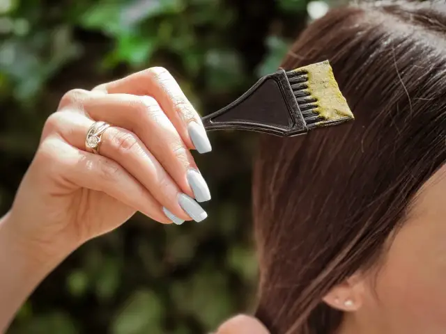 Jak usunąć hennę z włosów? Uniknij zielonych włosów!