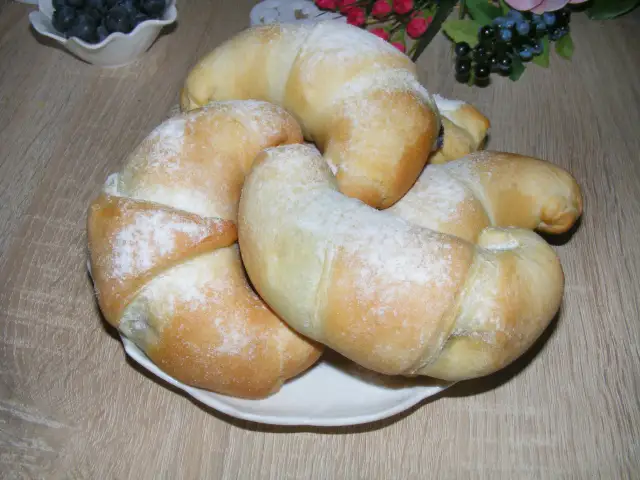 Brzoskwiniowe rogaliki z kremem mascarpone