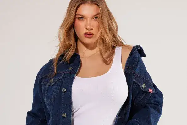 Jakie bluzki do dużego biustu – stylowe fasony, które wysmuklają sylwetkę