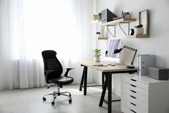 Jak ustawić biurko względem okna: 5 sposobów na idealne miejsce pracy