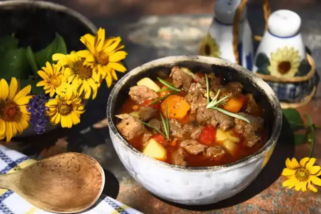 Jak zrobić gulasz z baraniny, który zachwyci Twoich gości